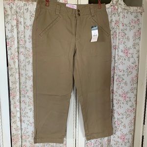 NWT Filson khaki capris . SZ 6